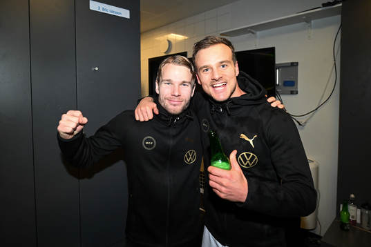 Malmö FFs  Oscar Lewicki och Eric Larsson jublar i