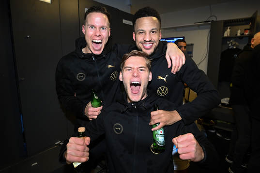 Niklas Moisanderm, Felix Beijmo och Martin Olsson  jublar