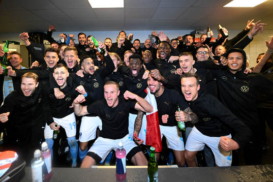 Malmö FFs spelare jublar i omklädningsrummet