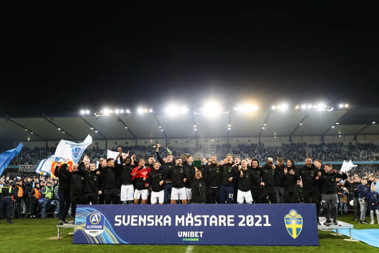 Malmö FFs Anders Christiansen lyfter pokalen