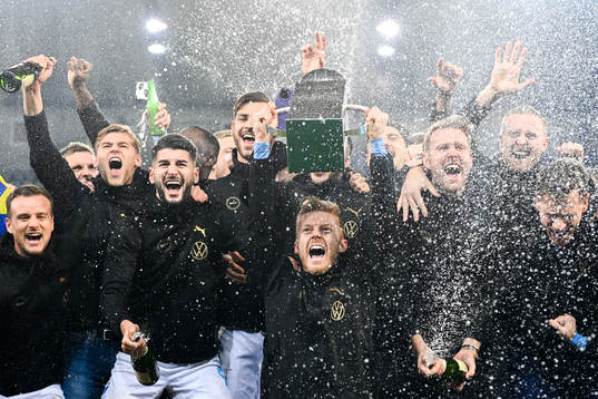 Malmö FFs spelare jublar med pokalen