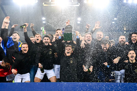 Malmö FFs spelare jublar med pokalen