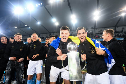 Malmö FFs Anel Ahmedhodzic och Adi Nalic jublar med pokalen