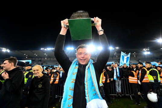 Tränare Jon Dahl Tomasson jublar