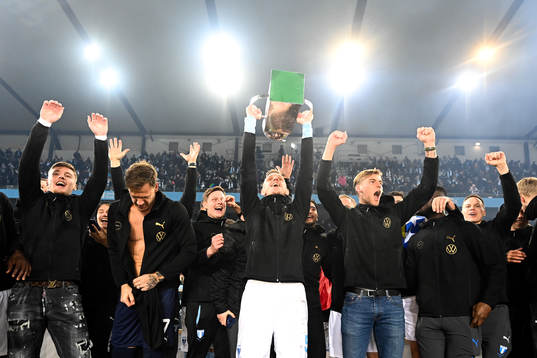 Malmö FFs Sören Rieks jublar med pokalen