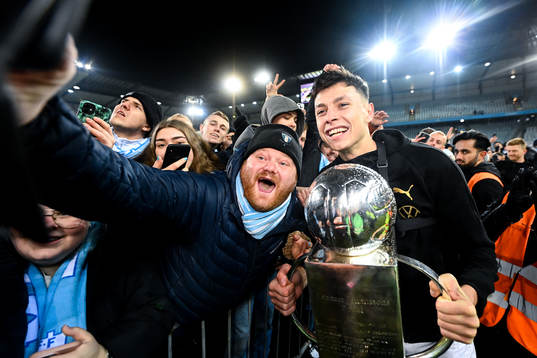 Malmö FFs Anel Ahmedhodzic jublar med pokalen