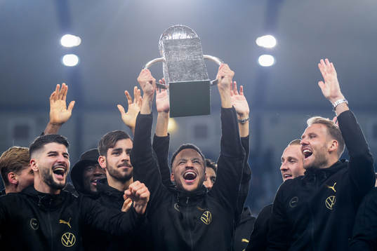 Malmö FFs Martin Olsson jublar med pokalen