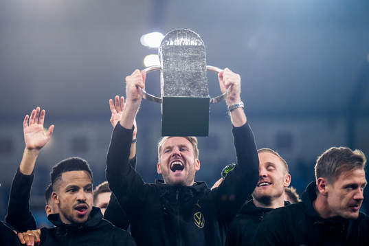 Malmö FFs Ola Toivonen  jublar med pokalen