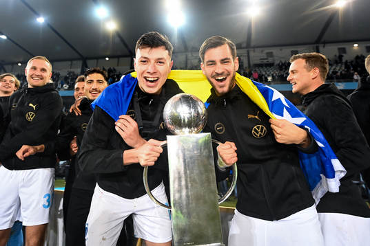 Anel Ahmedhodzic och Adi Nalic jublar med Lennart