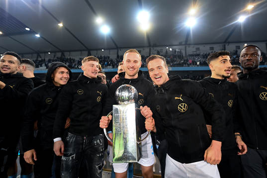 Franz Brorsson och Eric Larsson jublar med pokalen