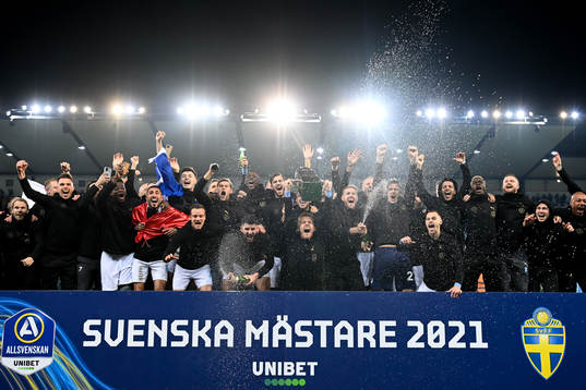 Malmö FFs Anders Christiansen jublar med pokalen