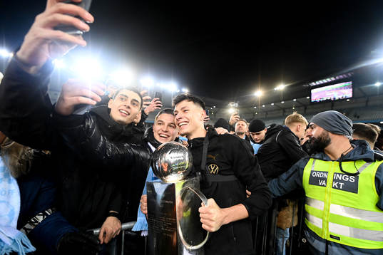 Malmö FFs Anel Ahmedhodzic jublar med pokalen