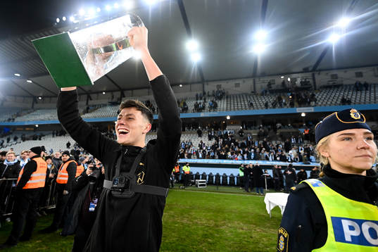 Malmö FFs Anel Ahmedhodzic jublar med pokalen