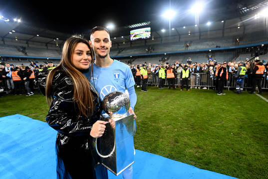 Malmö FFs Veljko Birmancevic jublar med pokalen