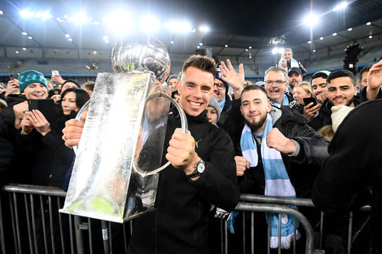 Malmö FFs Jonas Knudsen jublar med pokalen