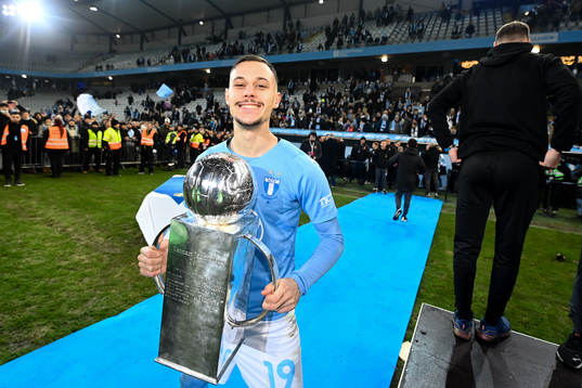Malmö FFs Veljko Birmancevic jublar med pokalen