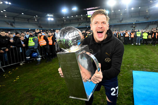 Malmö FFs målvakt Johan Dahlin  jublar med pokalen