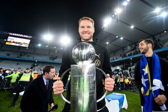 Malmö FFs Ola Toivonen  jublar med pokalen
