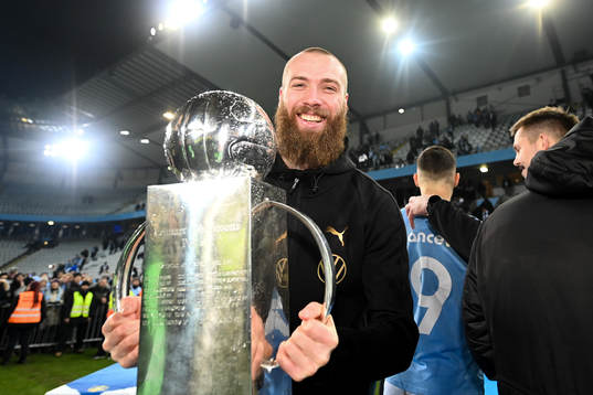 Malmö FFs Jo Inge Berget jublar med pokalen