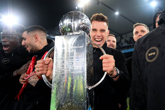 Malmö FFs Jonas Knudsen jublar med pokalen