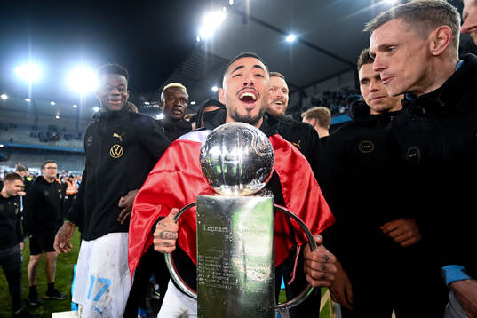 Malmö FFs Sergio Pena jublar med pokalen