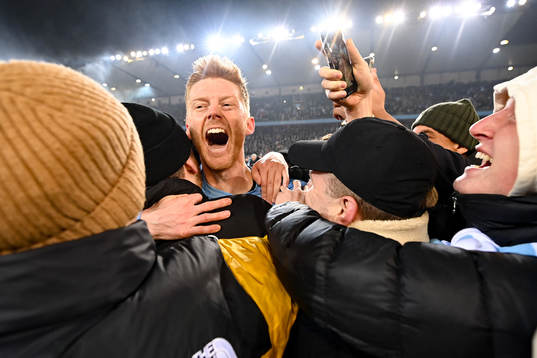 Anders Christiansen jublar med fansen