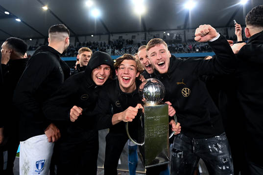 Malmö FFs Sebastian Nanasi , målvakt Melker Ellborg och