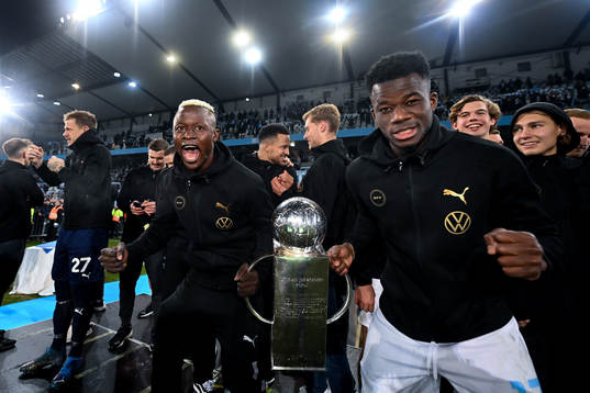 Malmö FFs Bonke Innocent och Malik Abubakari jublar med