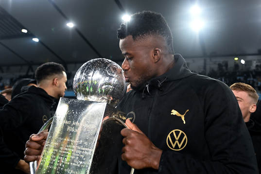 Malmö FFs Malik Abubakari jublar med pokalen