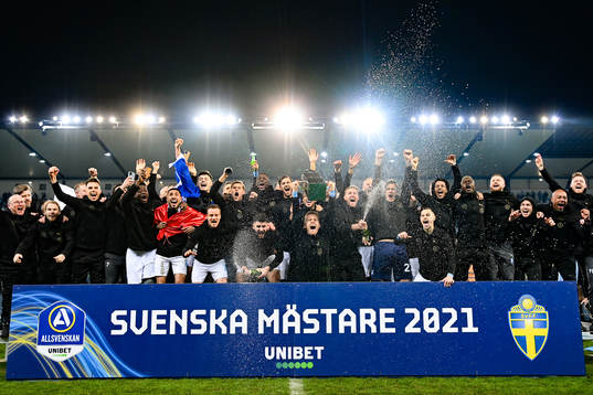 Malmö FFs Anders Christiansen lyfter pokalen med