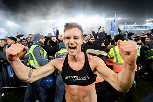 Malmö FFs Eric Larsson  jublar med supportrar