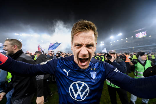 Malmö FFs målvakt Johan Dahlin jublar