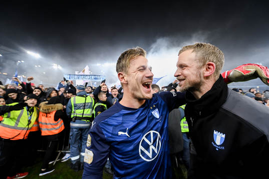 Malmö FFs målvakt Johan Dahlin jublar