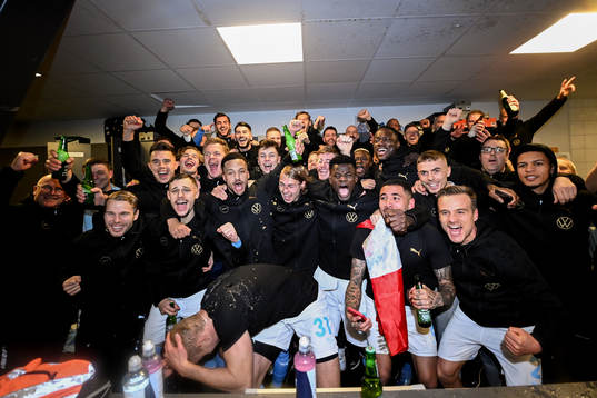 Malmö FFs spelare jublar i omklädningsrummet
