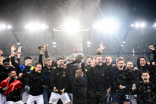 Malmö FFs spelare jublar med pokalen