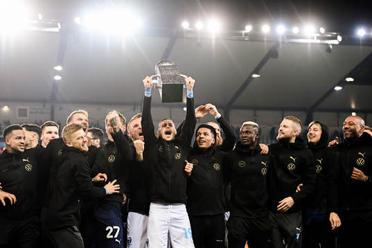Malmö FFs Veljko Birmancevic jublar med pokalen