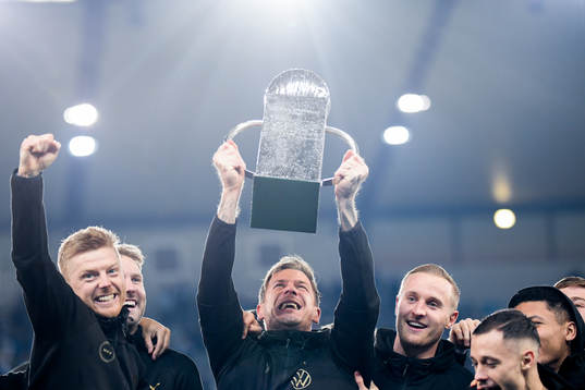 Malmö FFs målvakt Johan Dahlin jublar med pokalen
