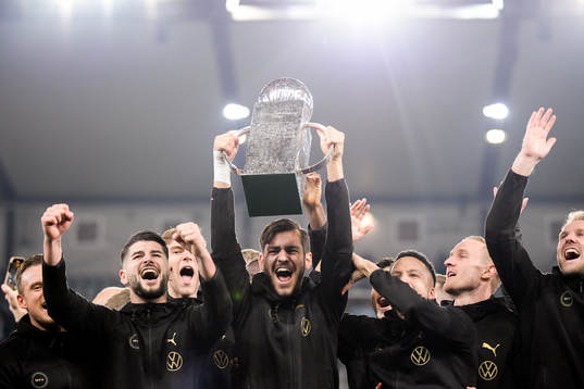 Malmö FFs Adi Nalic jublar med pokalen