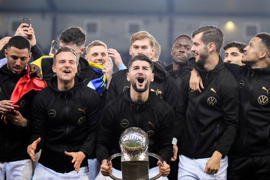 Malmö FFs Antonio Colak jublar med pokalen