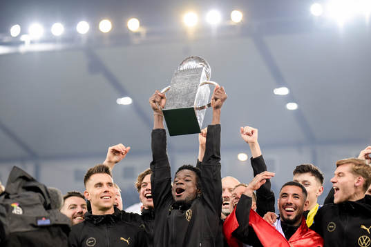 Malmö FFs Malik Abubakari  jublar med pokalen