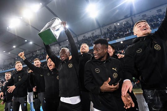 Malmö FFs  Bonke Innocent jublar med pokalen