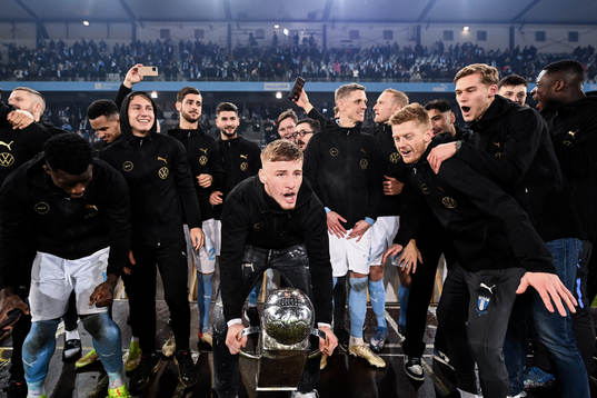 Malmö FFs Markus Björkqvist jublar med pokalen