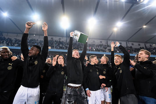 Malmö FFs Markus Björkqvist  jublar med pokalen