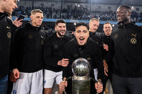 Malmö FFs  Peter Gwargis jublar med pokalen
