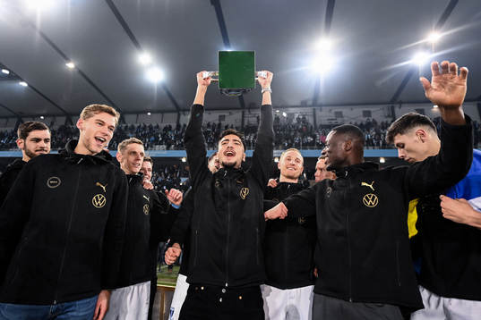 Malmö FFs  Peter Gwargis jublar med pokalen