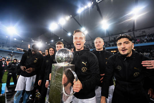 Malmö FFs Eric Larsson jublar med pokalen