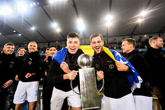 Malmö FFs Anel Ahmedhodzic och Adi Nalic jublar med pokalen