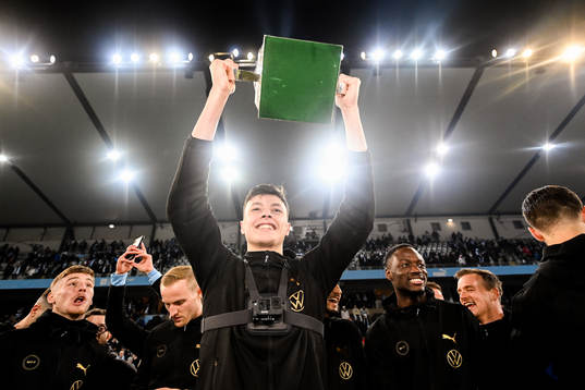 Malmö FFs Anel Ahmedhodzic jublar med pokalen