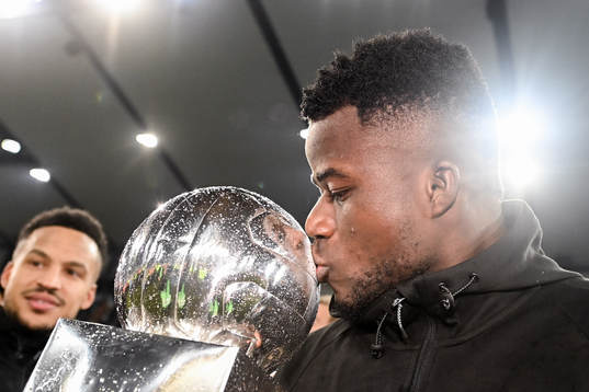 Malmö FFs Malik Abubakari  jublar med pokalen
