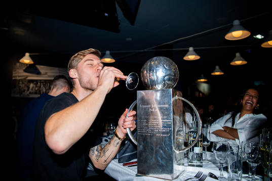 Malmö FFs Felix Beijmo jublar med pokalen